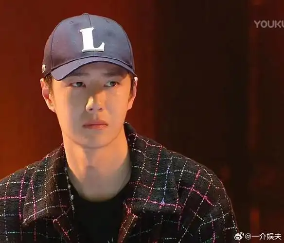 王一博l字母棒球帽##王一博将帽子进行到底##王一博换新棒球帽##王