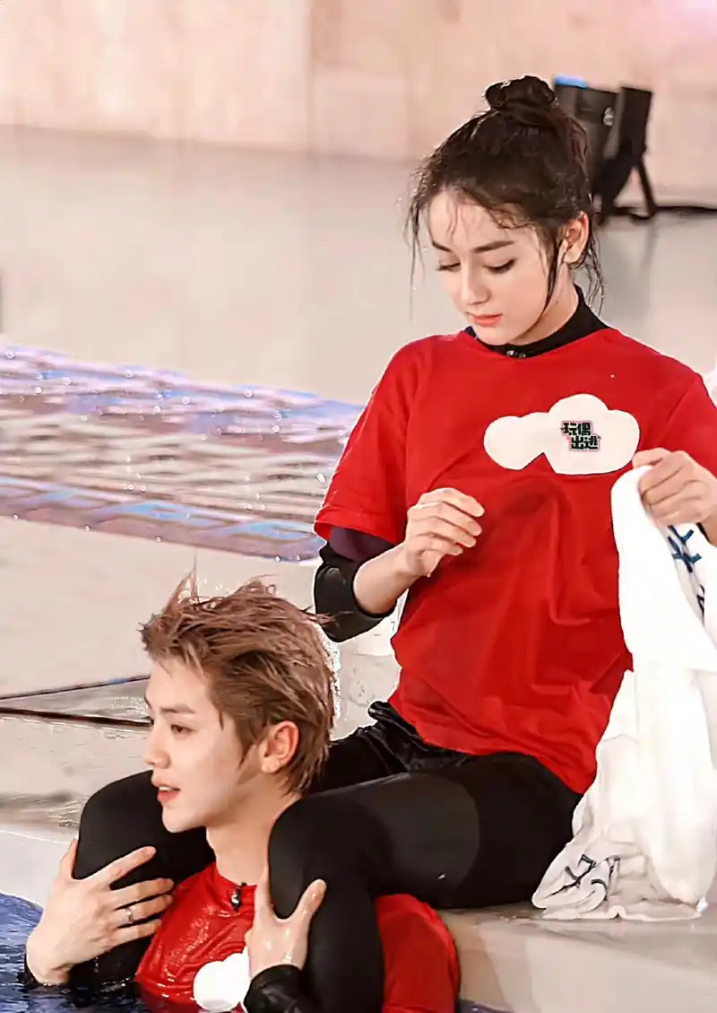 天啊震撼的来了 四代站姐发了鹿晗迪丽热巴