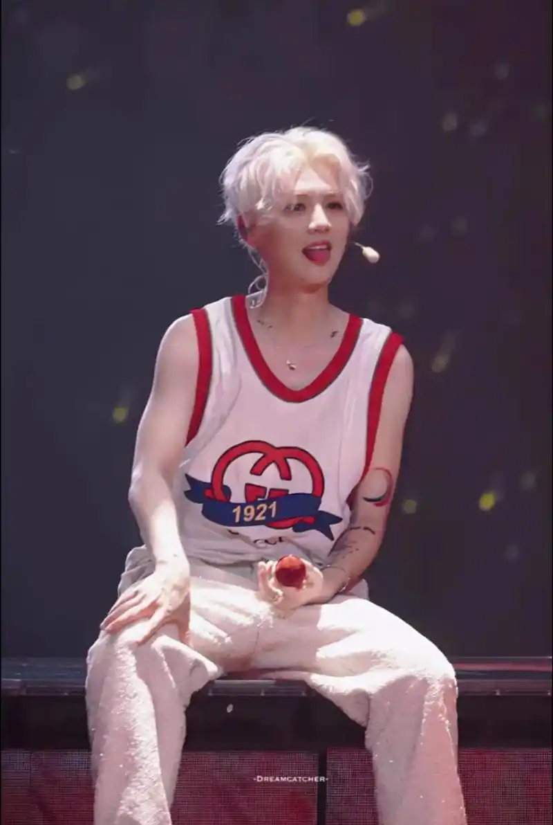 甜甜鹿!#鹿晗 #这谁顶得住啊 #可爱 #治愈系笑容 #演唱 - 抖音