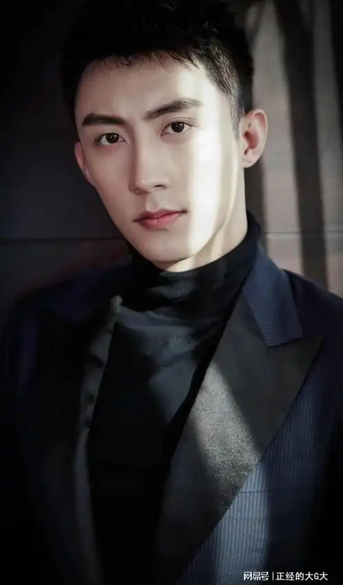 黄景瑜拍戏遭偶遇裤裆拉链尴尬一刻后展现健步如飞的气势