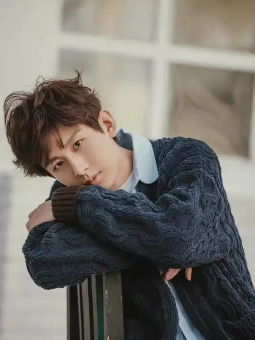 男明星的"羊毛卷"才是最佳发型:肖战王一博精致,任嘉伦太温柔