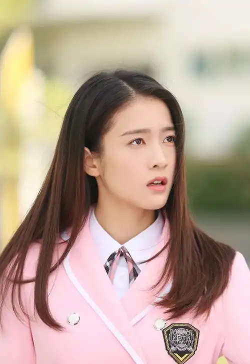张雪迎出演的青春偶像剧有很多学生形象,穿着校服的她气质依旧出众