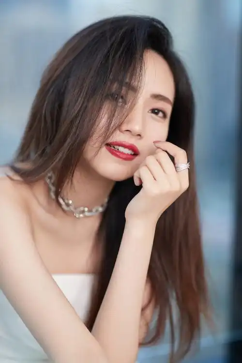 简介:刘惜君性感抹胸白裙写真图片,分享一组刘惜君图片给大家,图中的