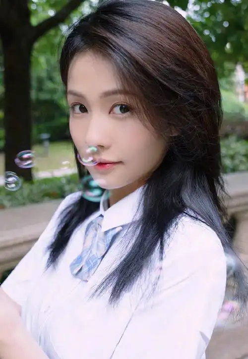 简介:白鹿清纯可爱制服写真图片,分享一组白鹿图片给大家,图中的明星