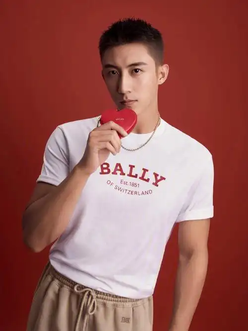 为啥黄景瑜手上拿个包包都这么好看