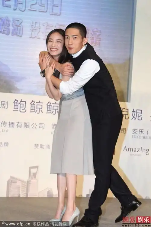 倪妮与井柏然亲密打闹