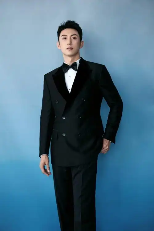 今天,与@johnny黄景瑜共赴#华表奖颁奖典礼#,感受电影魅力,见证荣誉