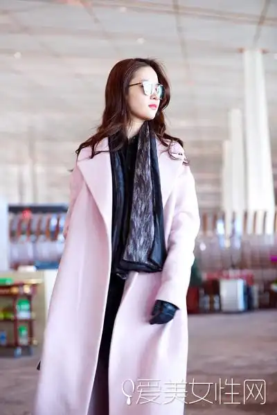 刘亦菲巴黎看秀粉色大衣大展仙气