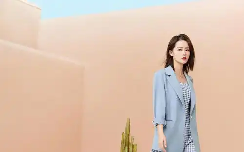 回车桌面>电脑壁纸>明星>大陆明星>小清新女神李沁时尚唯美靓丽迷人