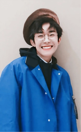 男女明星必备的贝雷帽凹造型一绝王一博戴蓝色绒面款高级精致