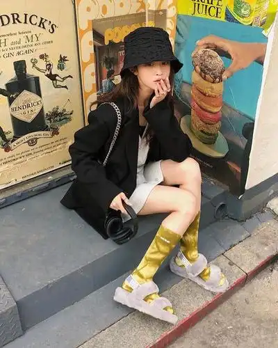 所以最近韩国ins博主mong_bee 的穿搭吸引了不少眼球,作为矮个子