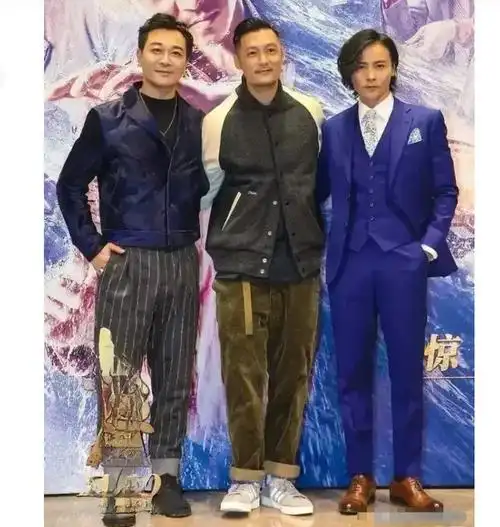 三大型男同台,就是张晋的发型,看上去凌乱影响了气质!