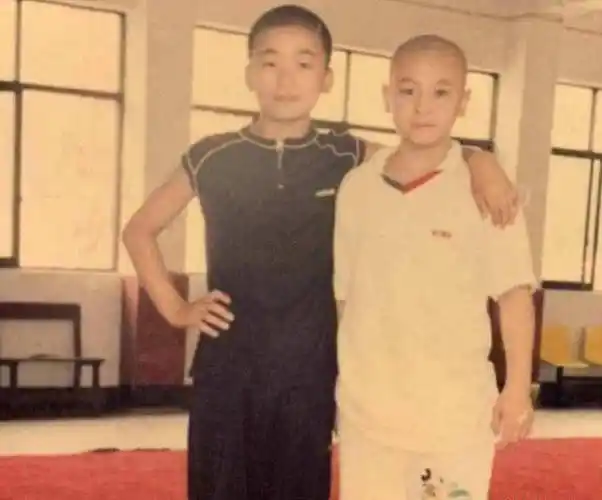 在拍摄的照片中,我们可以看到王宝强和释小龙非常友好.