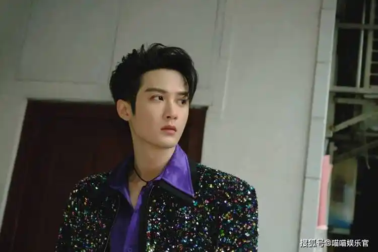 檀健次与经纪人朱姐行为疑似暧昧?引网友热议!_公众人物_事件_照片