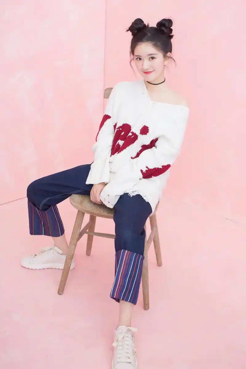 赵露思俏皮"丸子头"甜美可人