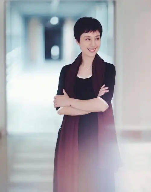 李诚儒小18岁前妻近况衣着朴素背万元包离婚13年美貌不减