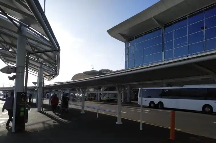 奥克兰机场有中文标识,有中文语音播报,毫无陌生感.