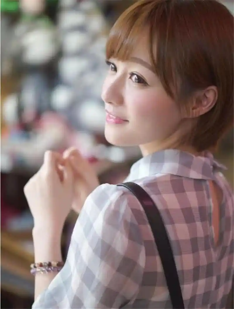 大眼睛有着甜美笑容的短发小美女,穿格子衬衫最显休闲迷人