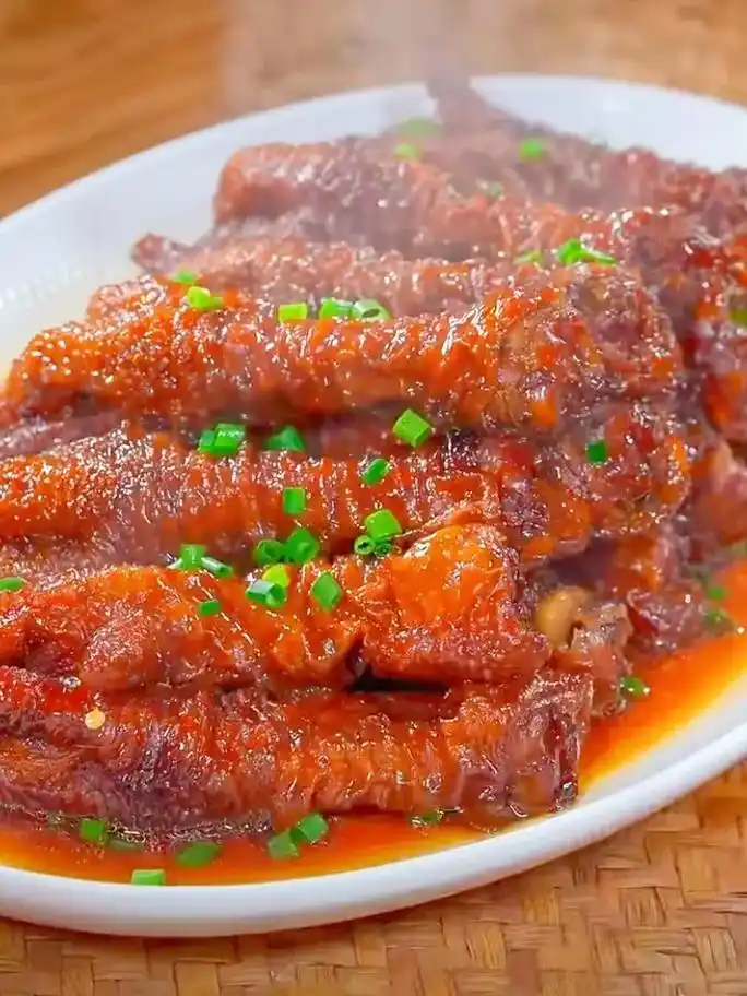 虎皮鸡爪.食材:鸡爪,料酒,蜂蜜,冰糖, 做法: ①鸡爪洗净 - 抖音