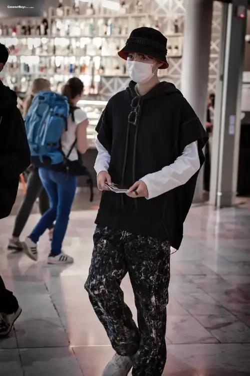 王俊凯回国机场图##王俊凯食指戴了戒指