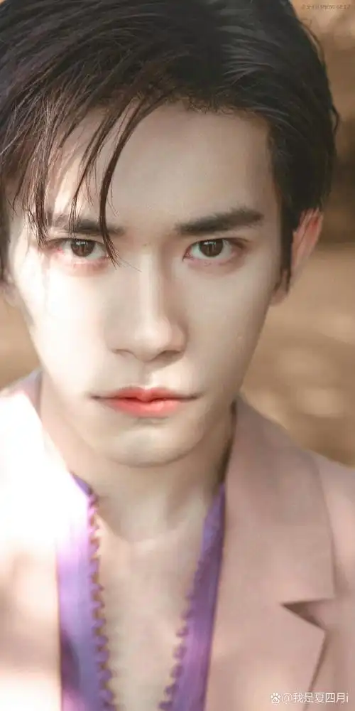 易烊千玺粉色西装好带感啊,大家喜欢易烊千玺弟弟吗?#易烊千玺