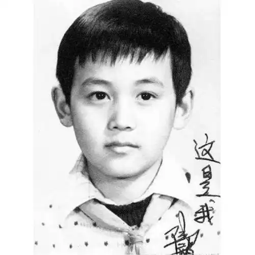 也是一位从小帅到大的:陆毅鹿晗,小时候就有点明星的气场了胡歌长大后