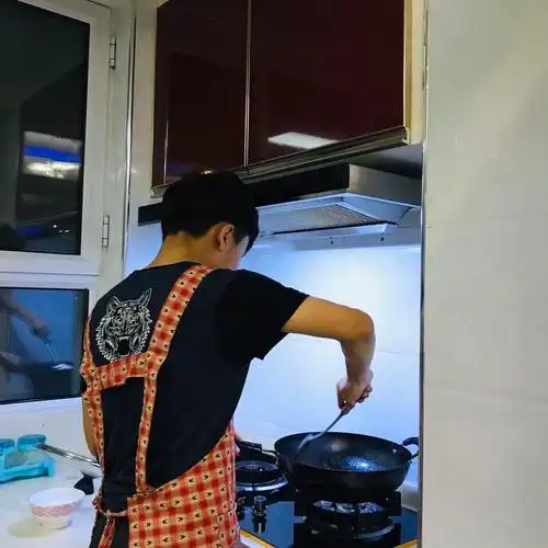 塔拉尼提同学做饭的背影