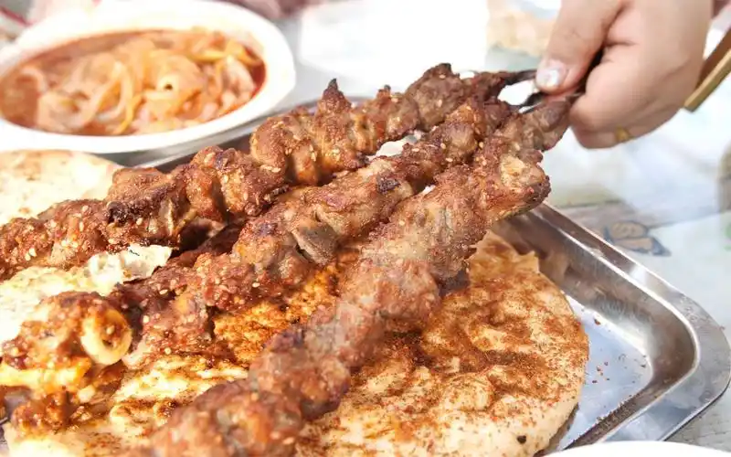 伊犁美食馕坑烤肉,大串15块小串7块,烤的金黄的肉配着凉粉吃太香了
