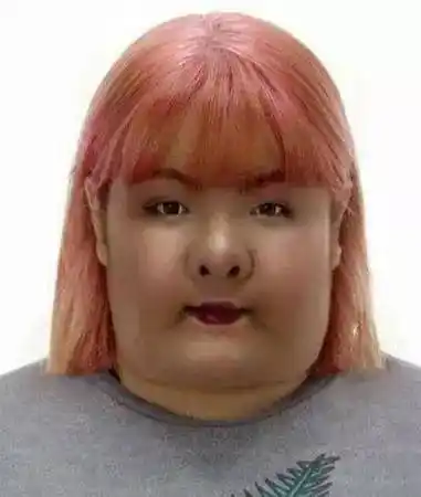 下面才是更有料的照片. 这个就是大饼脸呀!