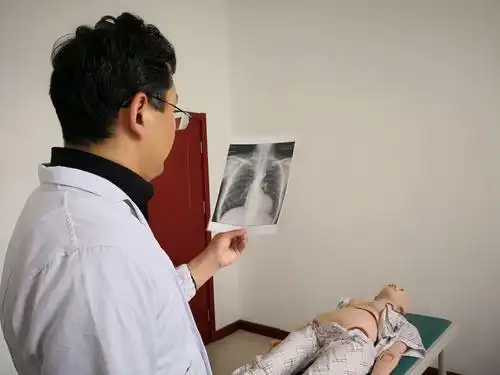 阅读x线胸片,这是一个靴形心脏的胸片.