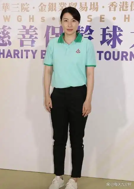 郭晶晶回娘家接地气!穿妈妈衫配奶奶鞋低调朴素,但气质好过明星