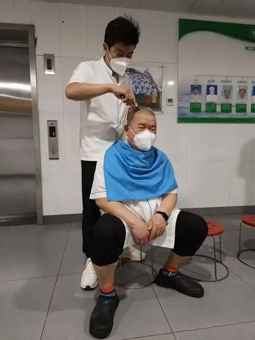 为了大学生他们互剃光头