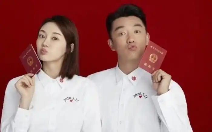 杨颖和郑恺的结婚照郑凯跑男郑恺突然晒结婚照