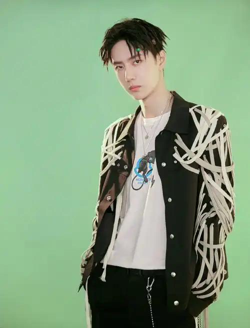 简介:王一博脏辫帅气写真图片,分享一组王一博图片给大家,图中的明星