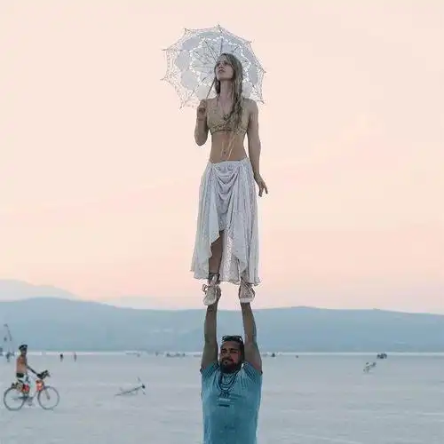 想要展现男友的男友力,那就单腿稳稳的托举起女朋友吧.