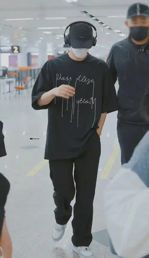 时代少年团-刘耀文all black造型现身机场,帅气十足,背影好有安刃感