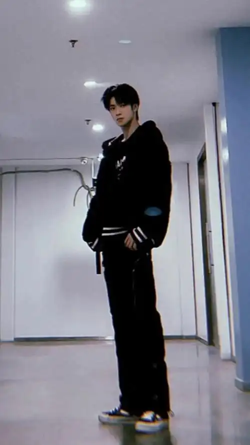 突然感觉"刘耀文因腿太长进化成刘耀齐"的这种形容,好笑的同时也是