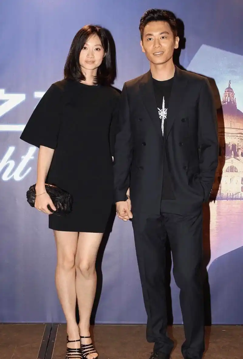 朱亚文两口子真登对,沈佳妮穿简约小黑裙气质高级,太给老公长脸