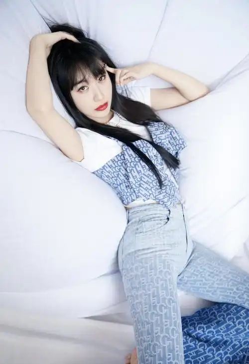 李菲儿拍沙发大片,胸前大蝴蝶结可爱,渐变色喇叭牛仔裤抢眼