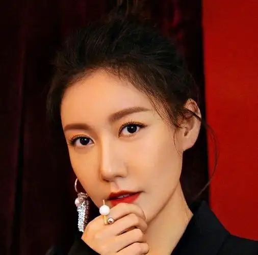 身材高挑的高露