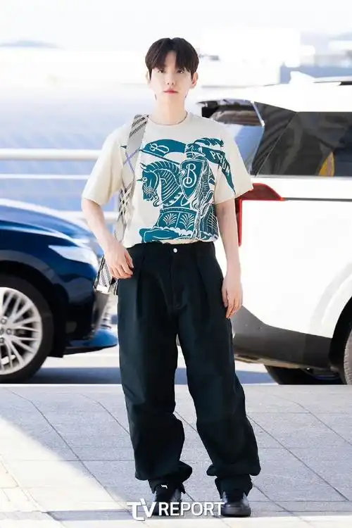 边伯贤  x  burberry即将参加burberry香港活动的边伯贤现身机场,上身