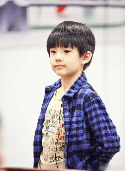 潘粤明父亲节罕晒儿子顶顶照片隔空表想念未打码与董洁婚纱照