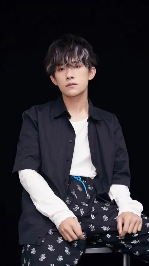 易烊千玺时尚写真,条染的发色好有个性