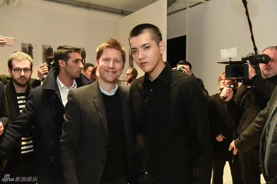 吴亦凡转战伦敦时装周 潇洒小爷机场遭围堵