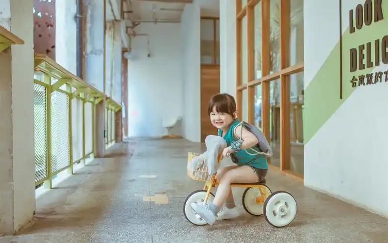 壁纸 可爱的小女孩骑三轮车,孩子 3840x2160 uhd 4k 高清壁纸, 图片