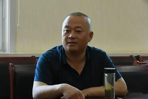 石楼中学校长 李增强