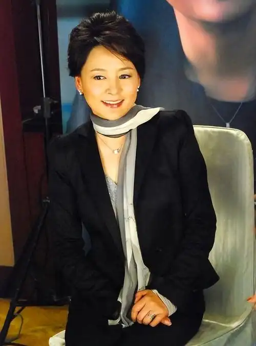 "弃夫出国",单身29年无子女,凭《庐山恋》爆红的张瑜近况如何