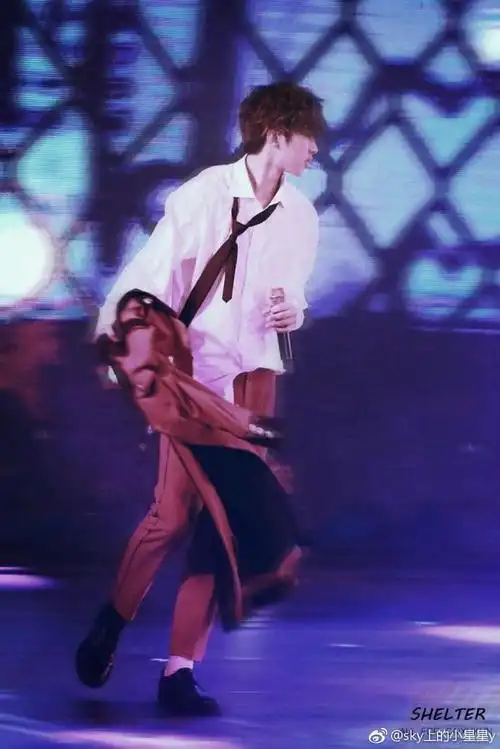 蔡徐坤 august的图片