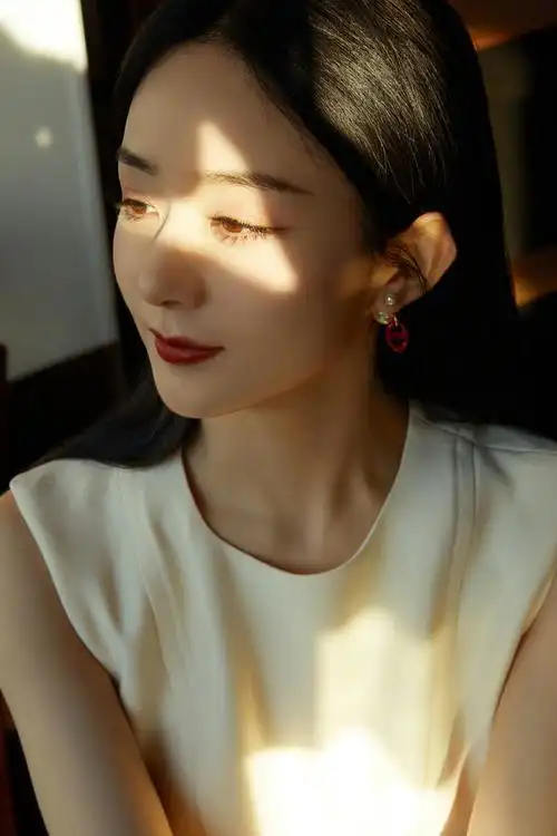 赵丽颖 一头温柔娴静的黑长直披发搭配无袖白色短收腰裙