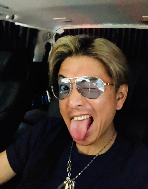 木村拓哉晒搞怪自拍 大s回复后他惊讶地说